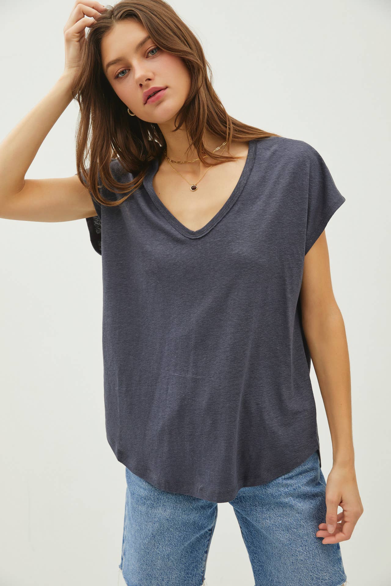 Be Cool - Wholesale T-Shirt - Women's - BACK RAW EDGE DETAILED V-NECK LINEN TEE 21
