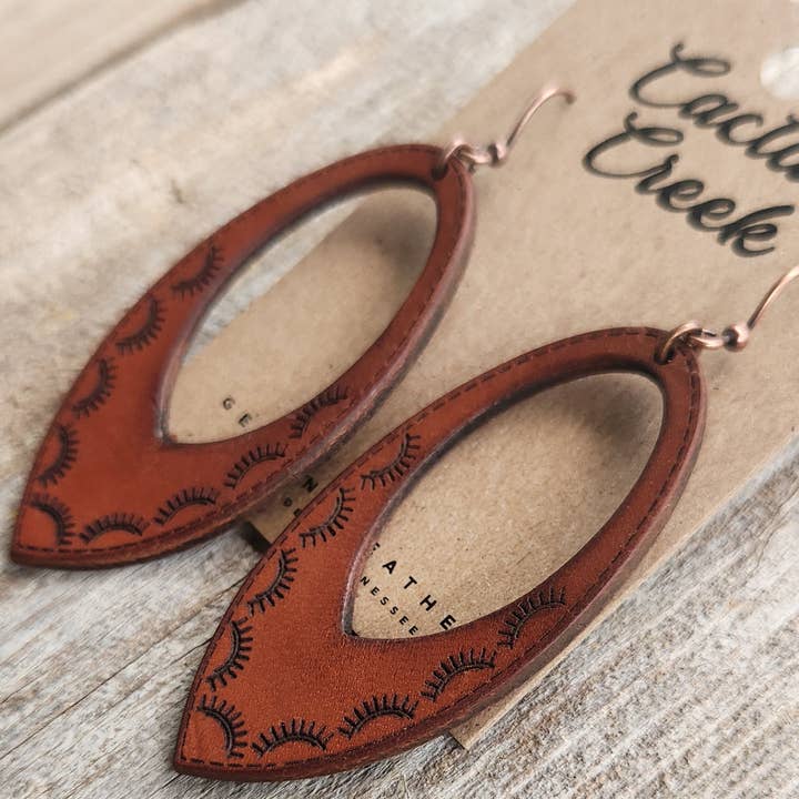 Cocklebur & Co. – Großhandel Ohrhänger – Handgefertigte Lederohrringe „Bailey“2