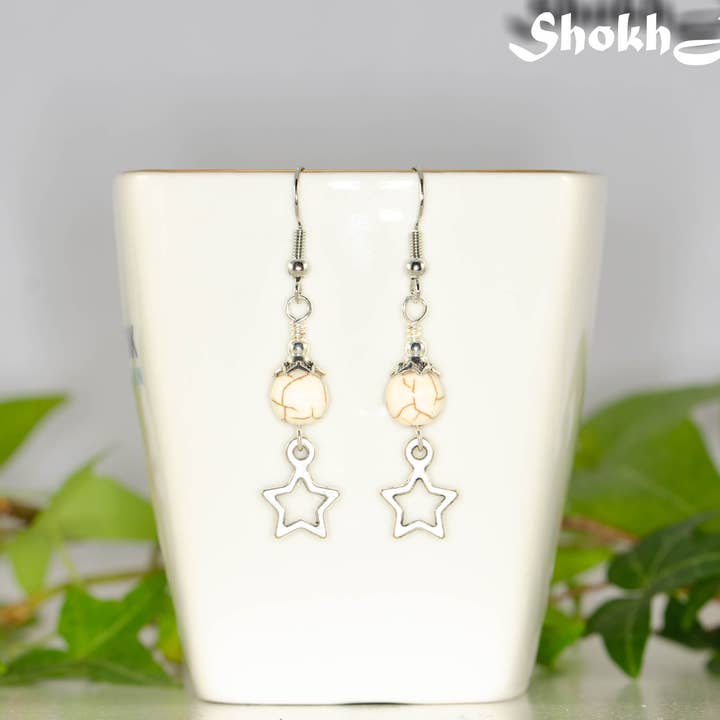 Boucles d'oreilles étoile en argent tibétain et howlite blanche pour la vente par Shokh Jewelry