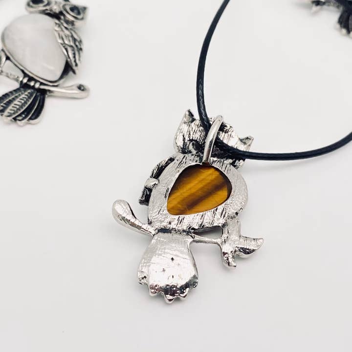 Mio Queena – wholesale Hänge-/berlockhalsband – Halsband med uggleberlock och inlagda naturstenar – Mio Queena9