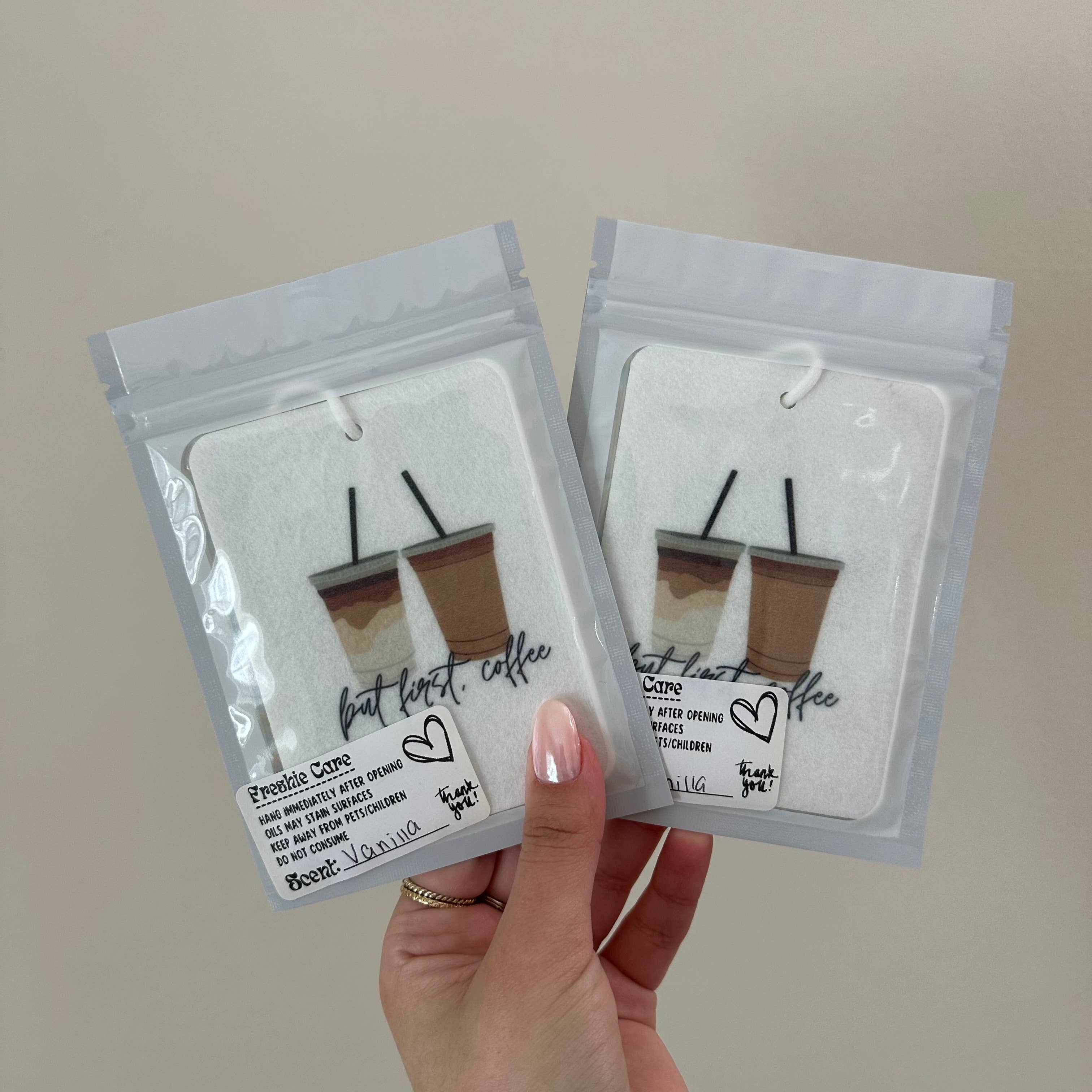 Rags Revived - Vente Désodorisant pour voiture – femme - Mais d'abord, café désodorisant pour voiture en feutre Freshie1