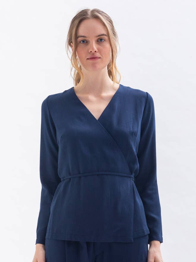 chemisier cache-cœur « WAN-JA » en tencel bleu pour la vente par Studio Hertzberg