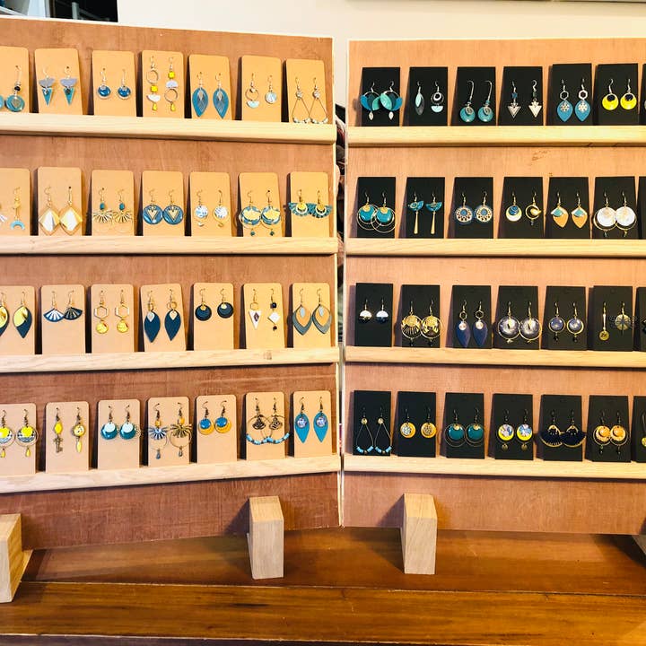 Lilibellule - Wholesale Dangle Earrings - 32 pairs of stainless steel earrings + wooden display