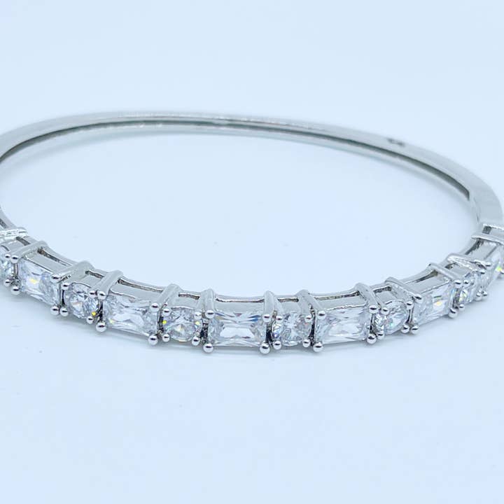 Bracciale apribile con diamanti americani per la vendita all'ingrosso da parte di Sarah Shahid Designer Jewelry