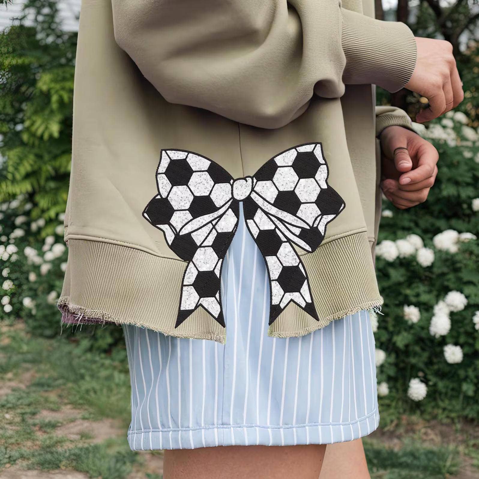 NVC Ecommerce LLC - Vendita all'ingrosso Felpa stampata - Donna - Simpatico fiocco da calcio, felpa con fiocco laterale ricamato 0