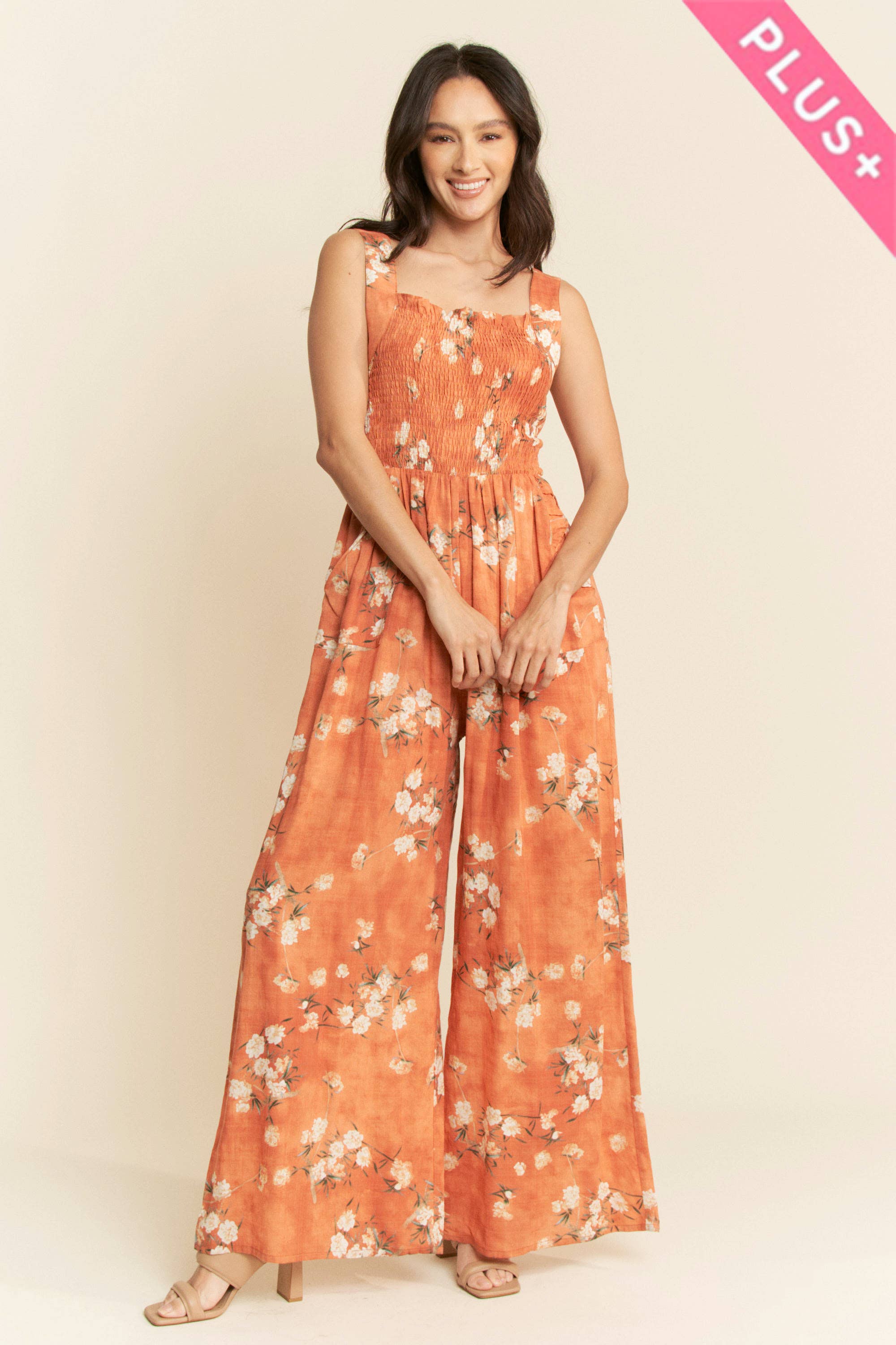 Davi & Dani – wholesale Jumpsuit - Dam – PLUS BLOMMÖNSTRAD JUMPSUIT MED VOLANGDETALJ1