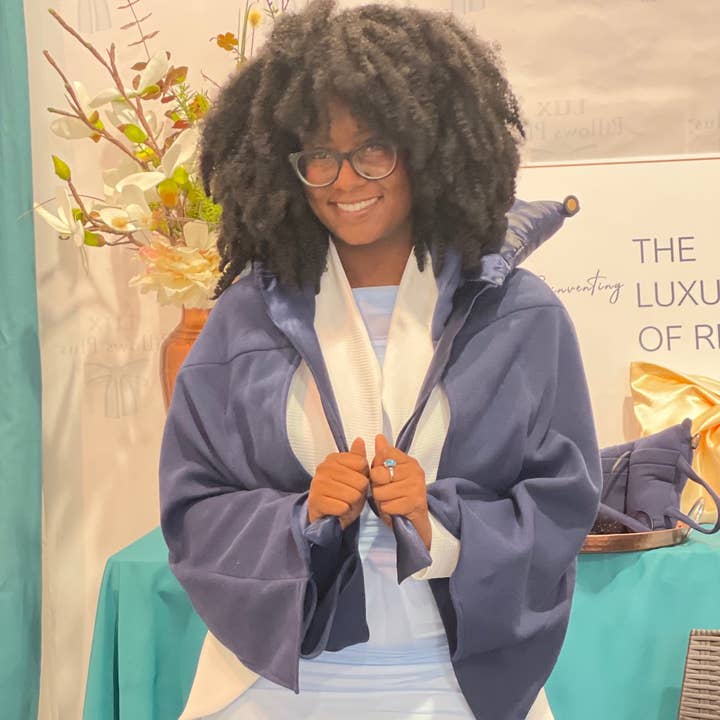 Sac fourre-tout, oreiller, couverture et masque de sommeil CuddleBow®, tout en un pour la vente par Lux Pillows Plus LLC