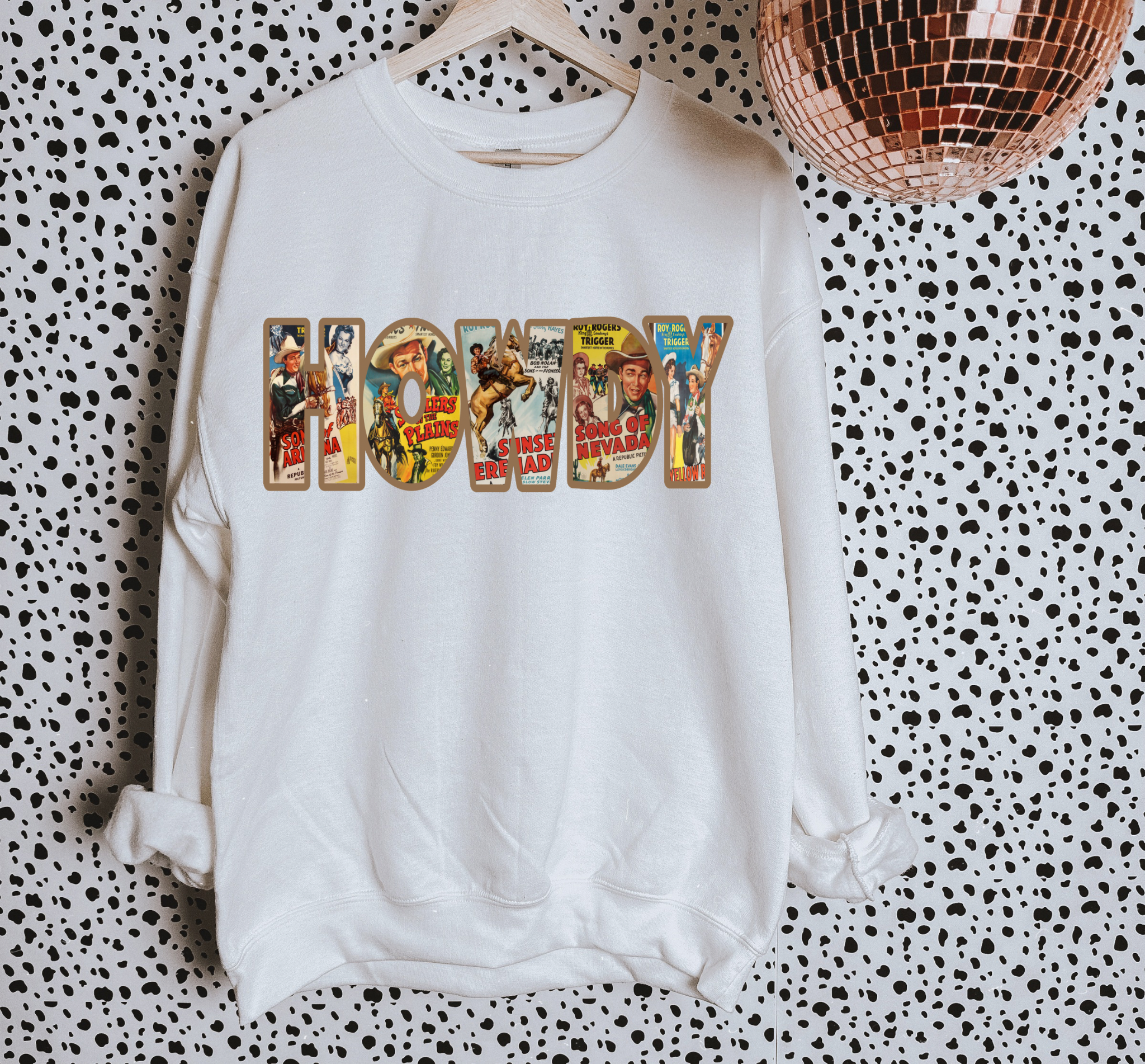 Gunpowder and Glam Boutique – wholesale Sweatshirt med tryck - Dam – Cowboy Howdy Serietidning T-shirt eller Tröja3