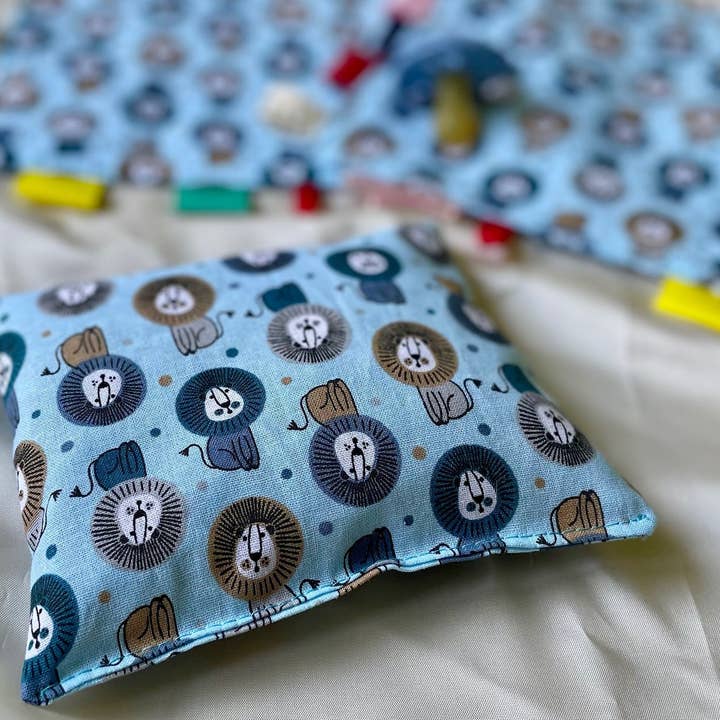 Baby heat pad with spelt filling lion for wholesale by bebelito