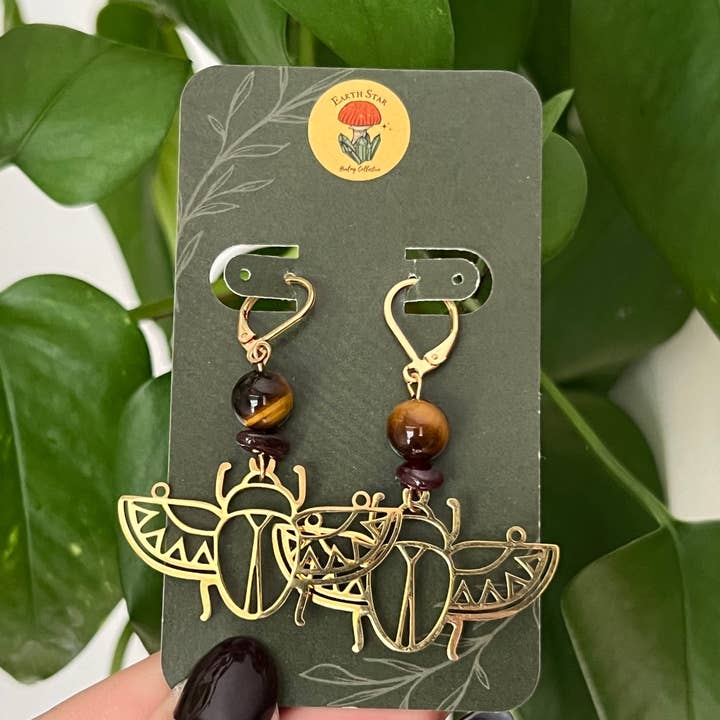 Earth Star Healing Collective – wholesale Hängande örhängen – Tigers Eye och Granat Skalbagge Örhängen - 24k Guld Stål