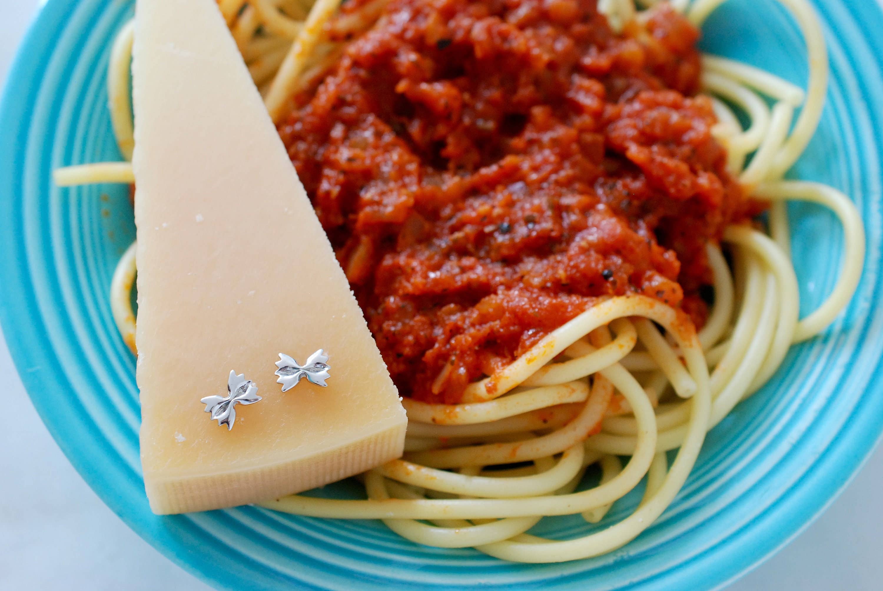 Delicacies Jewelry - Vente Clous d'oreille - Boucles d'oreilles Farfalle Pasta en argent sterling par Delicacies Jewelry - Chaque achat aide à lutter contre la faim ! (Cadeau gourmand, bijoux alimentaires, cadeau pour elle)2