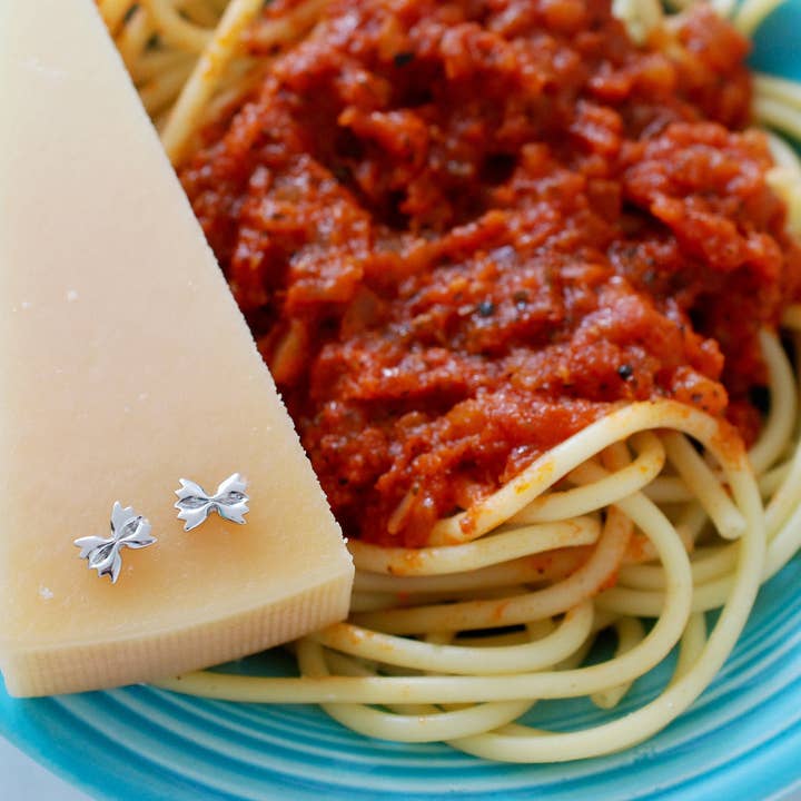 Delicacies Jewelry - Vente Clous d'oreille - Boucles d'oreilles Farfalle Pasta en argent sterling par Delicacies Jewelry - Chaque achat aide à lutter contre la faim ! (Cadeau gourmand, bijoux alimentaires, cadeau pour elle)2