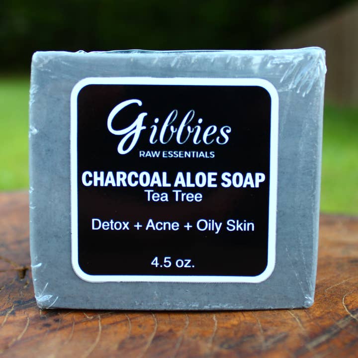 Savon à l'aloès au charbon pour la vente par Gibbies Raw Essentials