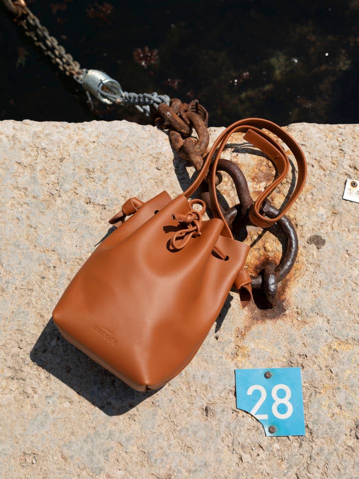 Borsa secchiello Giselle in pelle color fawn per la vendita all'ingrosso da parte di Ligne Aurore
