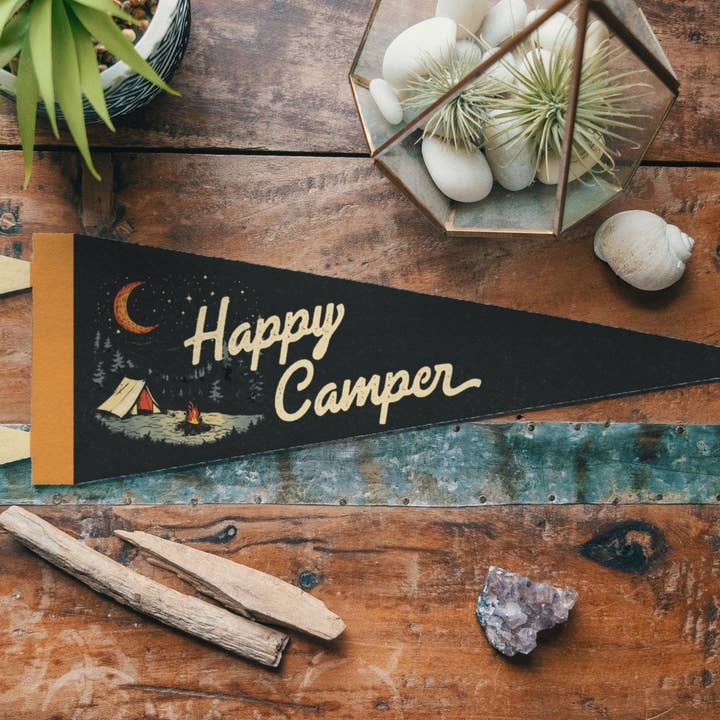 Happy Camper vilten wimpel voor wholesale door Benoit's Design Co.