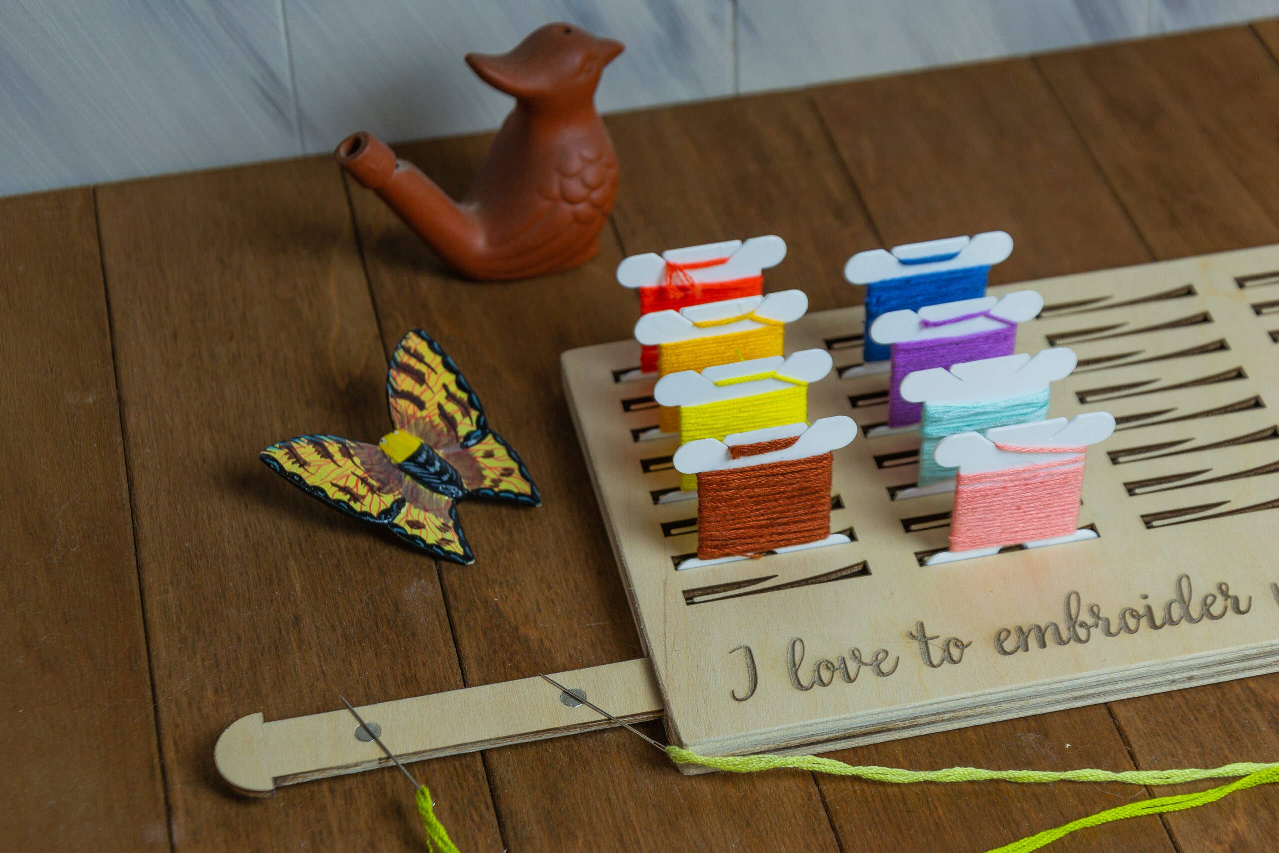 Embroidery craft – wholesale Embroidery/cross-stitch supplies – Wood Bobbin Organizer with Magnetic Needle Minder3