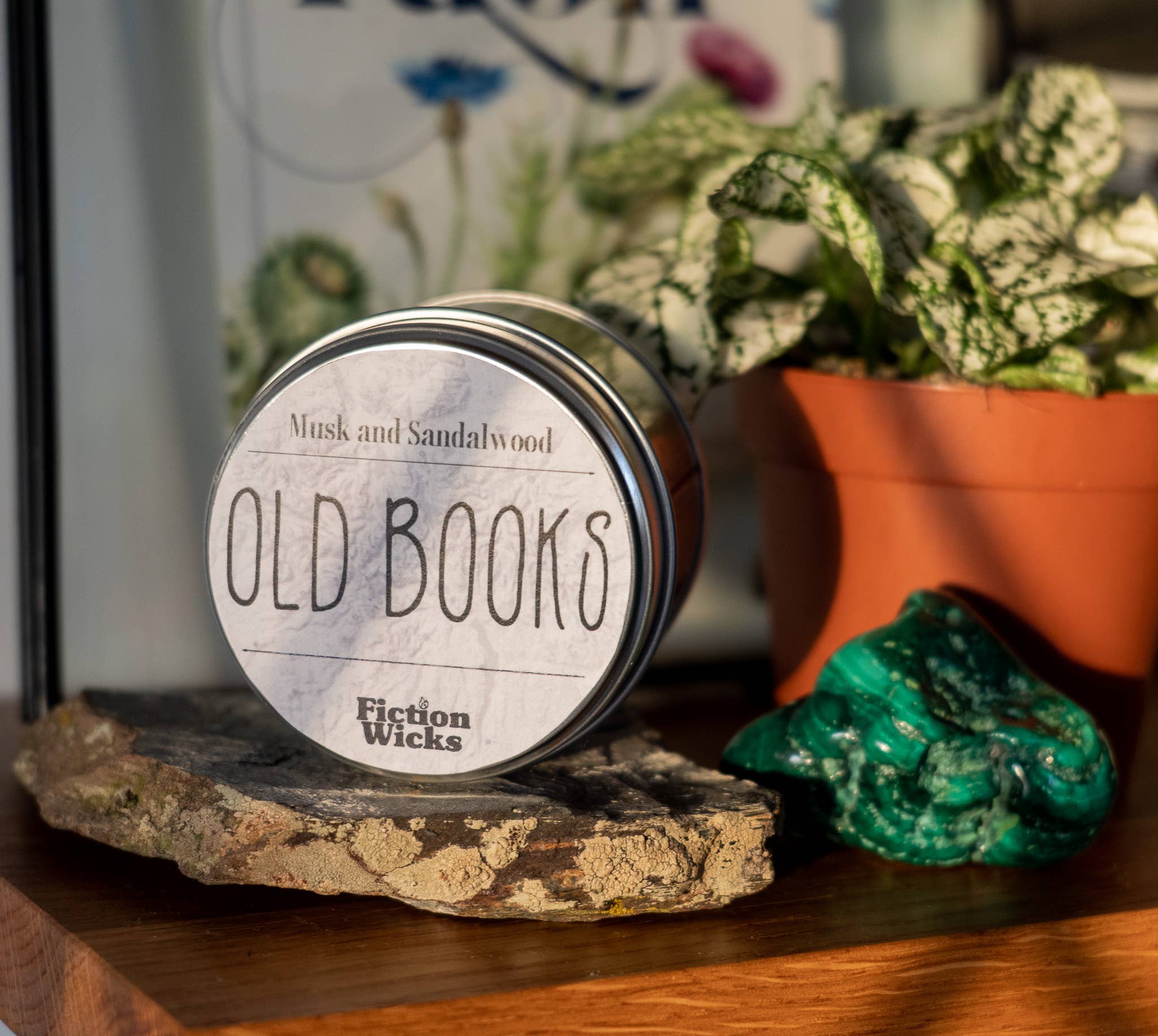 Fictionwicks - Venta al por mayor Velas en tarros - Velas y Cera Aromática Old Books para Amantes de los Libros | Vela de Almizcle y Sándalo3