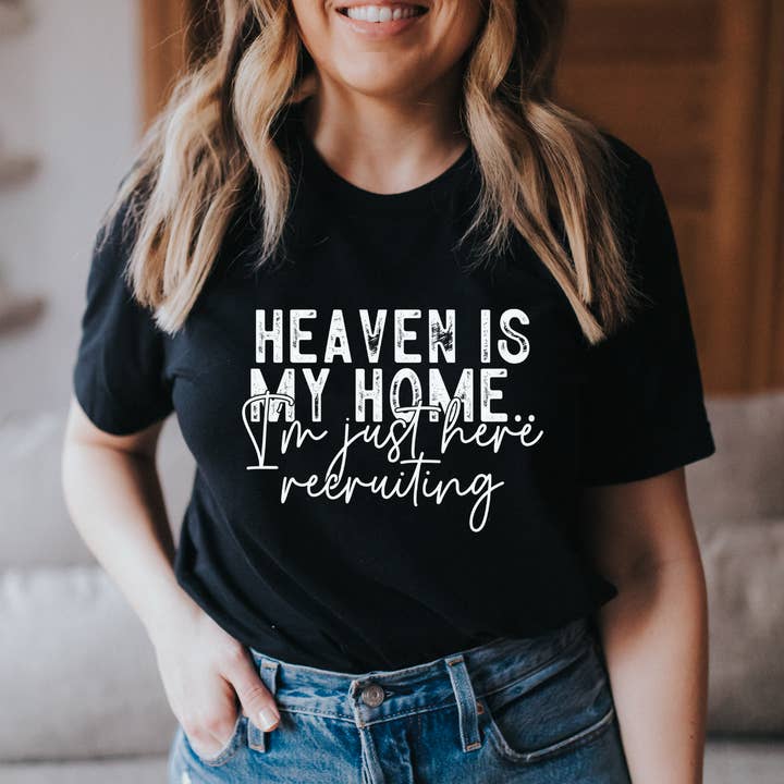 Le paradis est ma maison en recrutant juste ici (Police blanche) pour la vente par Inspired Me Designs LLC.