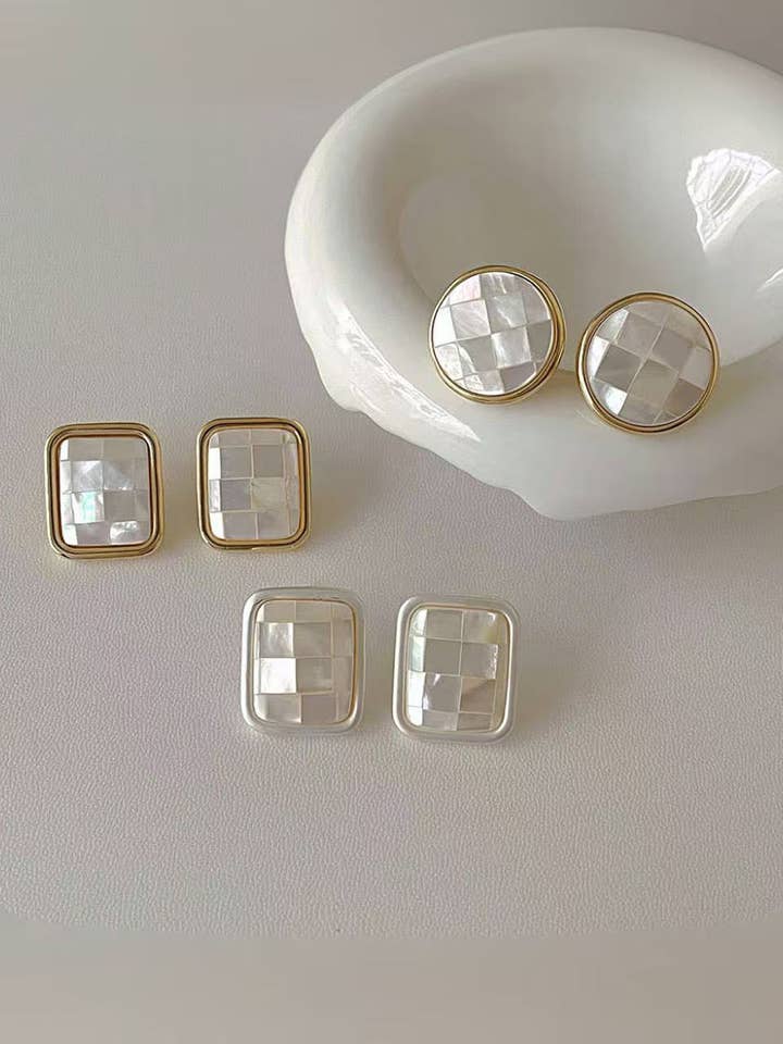 Boucles d'oreilles clous élégantes géométriques naturelles en forme de coquillage DP25D784 pour la vente par Dipped Shop