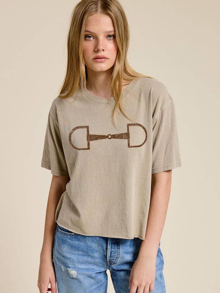 T-shirt faux crop à imprimé western « mors de cheval » avec ourlet brut pour la vente par Zutter
