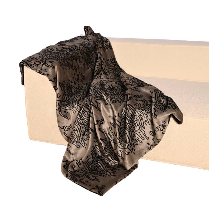 Manta de piel sintética en elegante gris plateado con acento negro para venta al por mayor de DECO DECOR