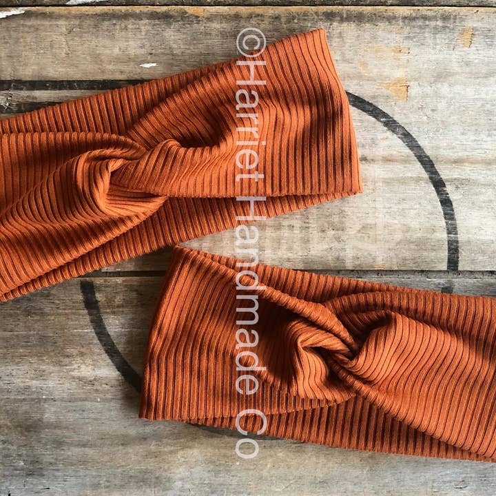Bandeau extensible torsadé - Orange brûlé, côtelé pour la vente par Harriet Handmade Co.