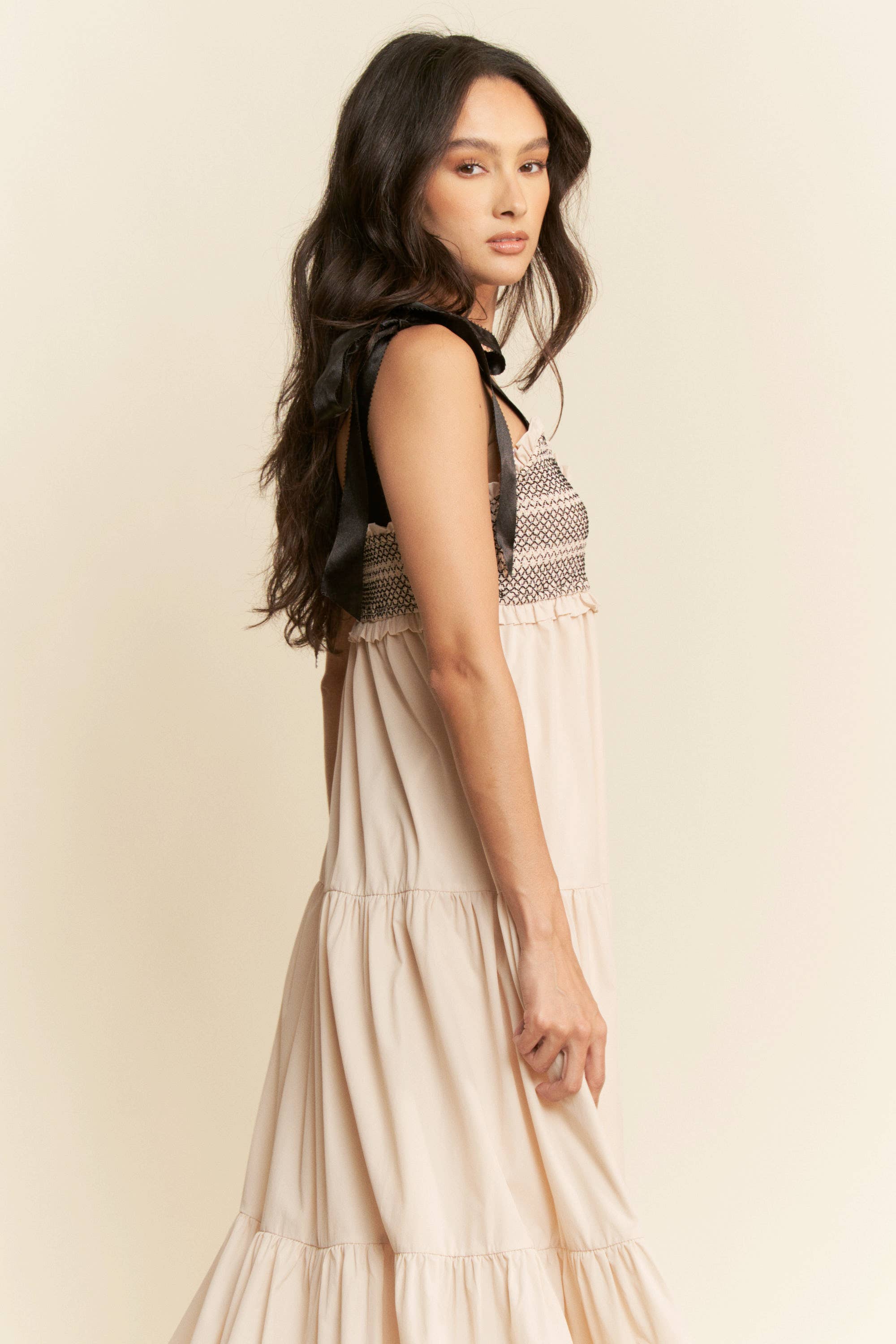 Beige MAXIKJOLE MED FLERE KONTRASTER MED SMOCKET BODICE STROPPER for engroshandel på Faire8