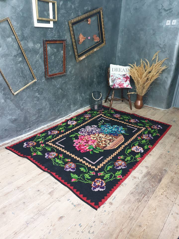 Beau tapis vintage en laine avec motif floral dans des couleurs douces pour la vente par MADE WITH LOVE RO SRL