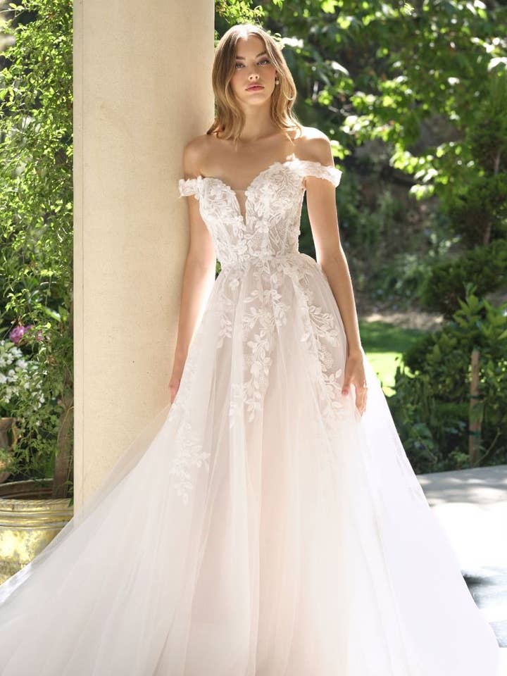 Robe à encolure bardot et corsage transparent avec appliques de dentelle pour la vente par Tux-USA®