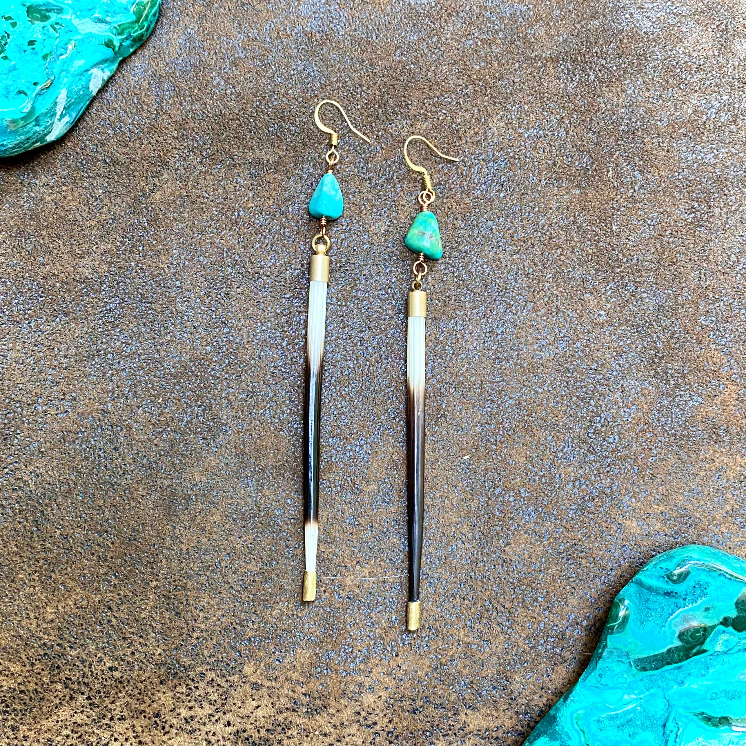 ASTALI - Venta al por mayor Pendientes colgantes - Pendientes con forma de pluma y turquesa de puercoespín, turquesa auténtica y pluma