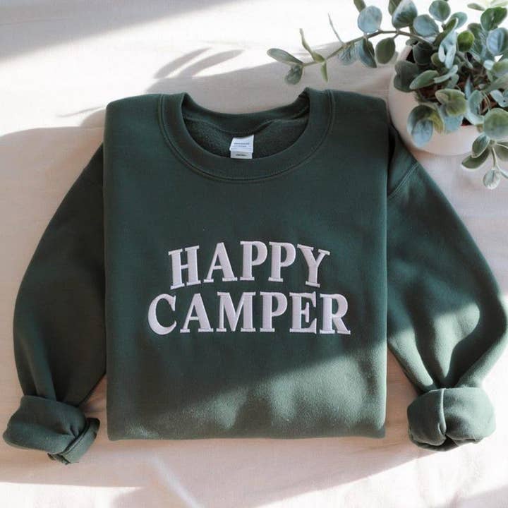 Geborduurde Happy Camper Gezellige Crewneck voor wholesale door STRONG N FREE CDN