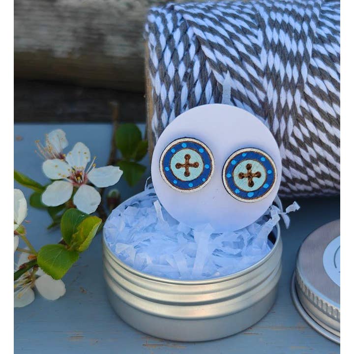 Hyggestyle – wholesale Stud/post earrings – Handmade Sustainable Birch Blue Button Earstuds with Tin