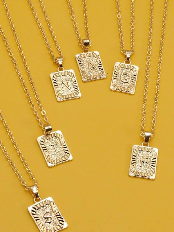 COLLAR CON COLGANTE CON INICIAL PEQUEÑA Y DELICADA | 31N21329 para venta al por mayor de JOSSLYN by wall to wall