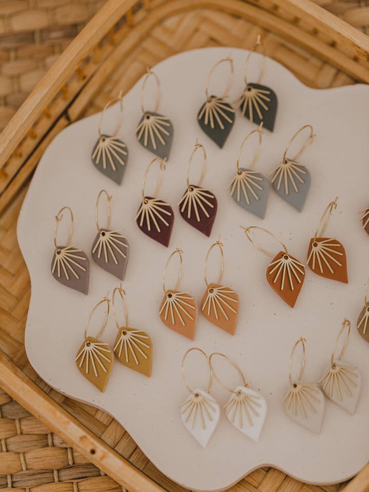 ARIA - Creolen mit Tropfen Polymer Ton und Fächer aus Messing für den Großhandel von walnutandcherry