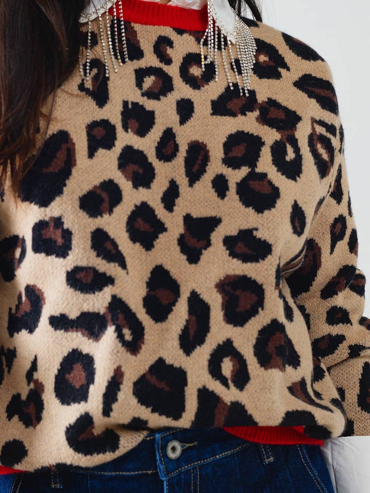 Marron Pull léopard avec détail rouge sur le col et les manches en vente sur Faire