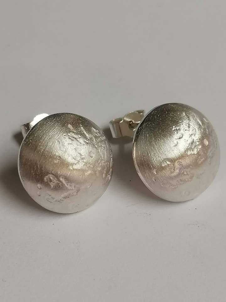 Pendientes de luna llena hechos a mano de plata para venta al por mayor de Andrew O'Dell Jewellery