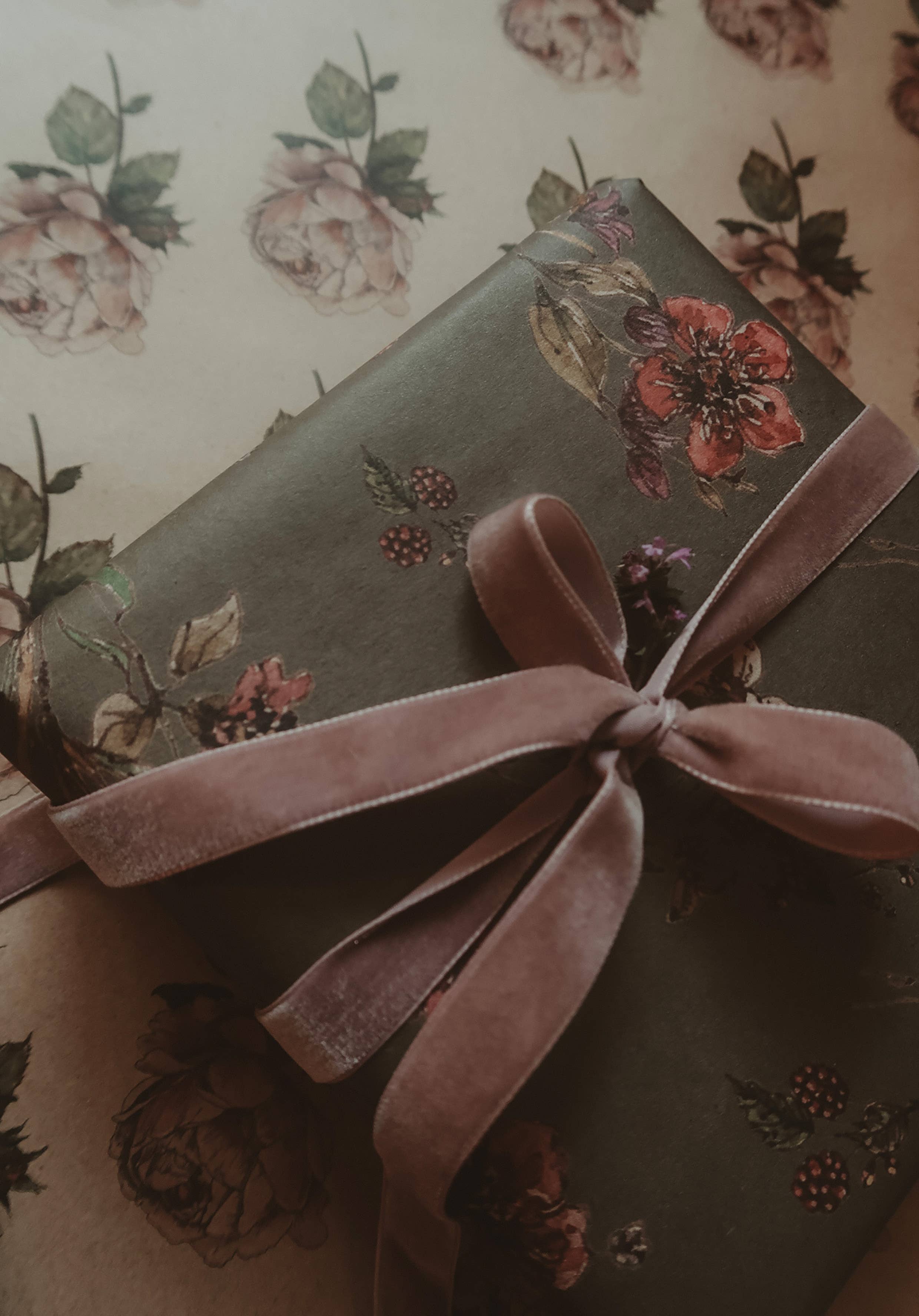 MyDesignPictures – wholesale Wrapping paper roll – Set Of 3 Pieces Flowers on dark gray kraft Wrapping Paper10