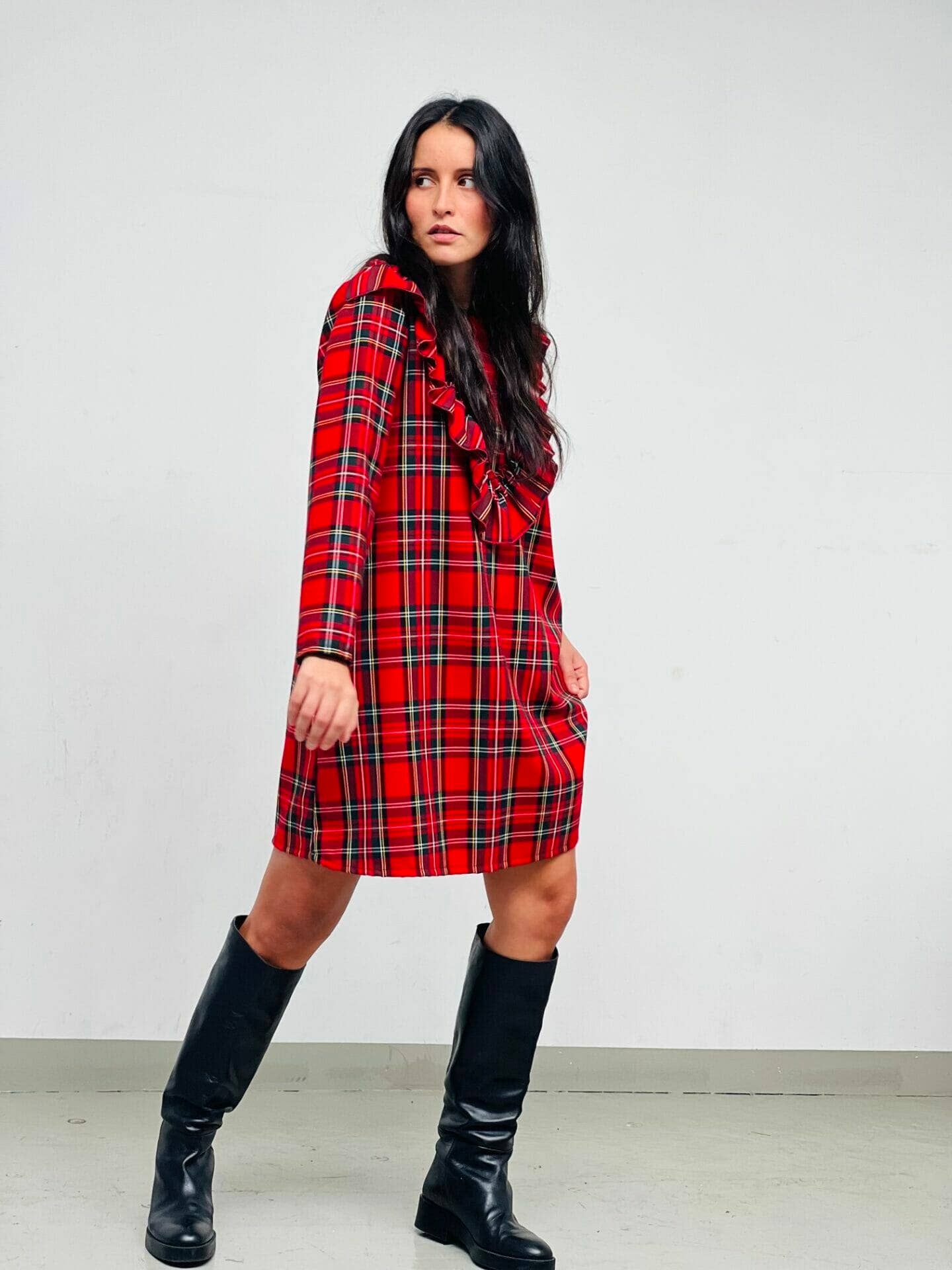 vermelho Vestido vermelho escocês xadrez com decote em V e babados para venda a revendedores na Faire2