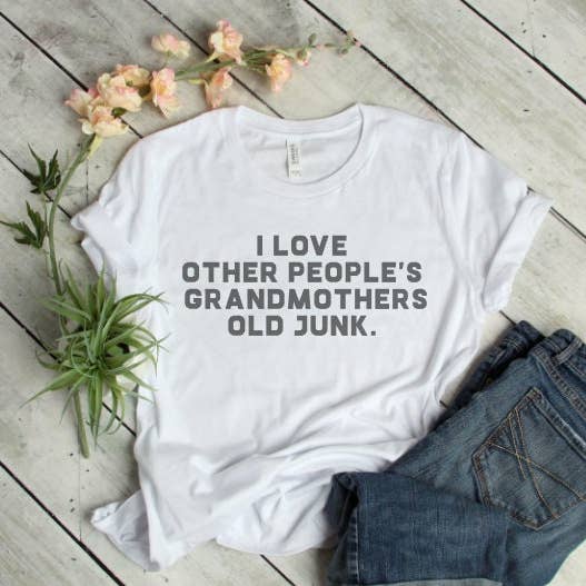 T-shirt unisexe fait main avec inscription « I Love Old Junk » pour la vente par Sew Vicious