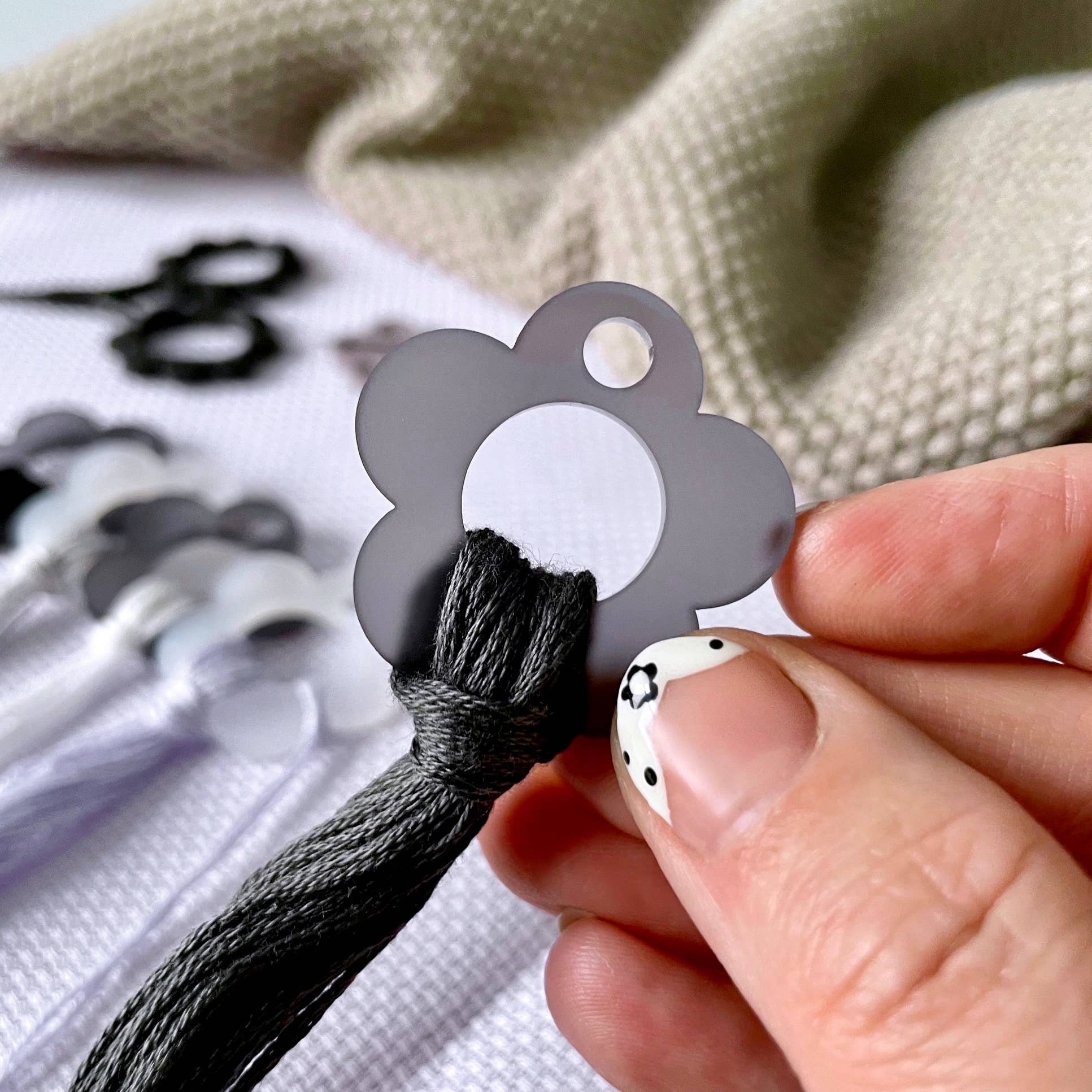 Kate Blandford - Vente Accessoire de broderie/point de croix - Lot de 10 gouttes de fil à fleurs en acrylique avec anneau de reliure1