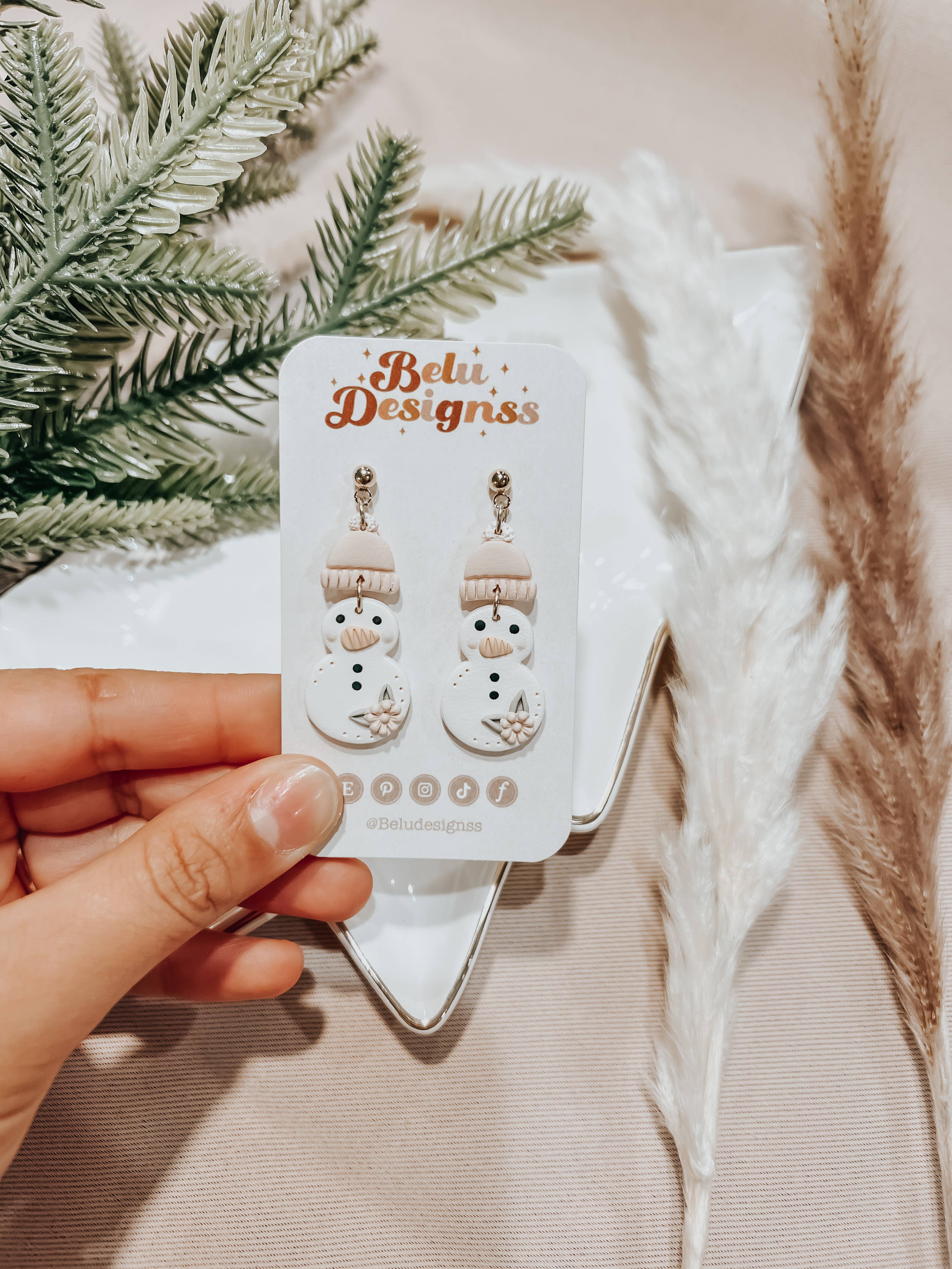 Belu Designss – Engroshandel Hængeøreringe og creoløreringe – Snemand med pink hat jul polymer ler øreringe6