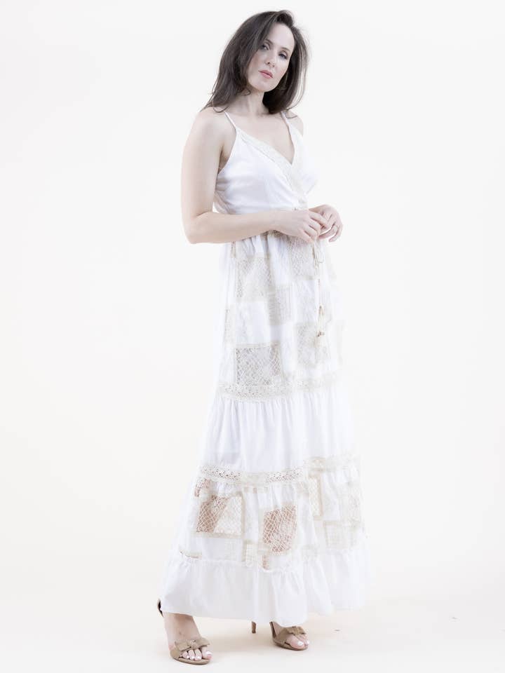 Robe longue portefeuille à volants en dentelle de coton pour la vente par Original USA