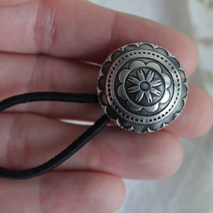 Flower Hair Concho | Haarschmuck mit Zopf und Pferdeschwanz für den Großhandel von Heather Louise Jewelry