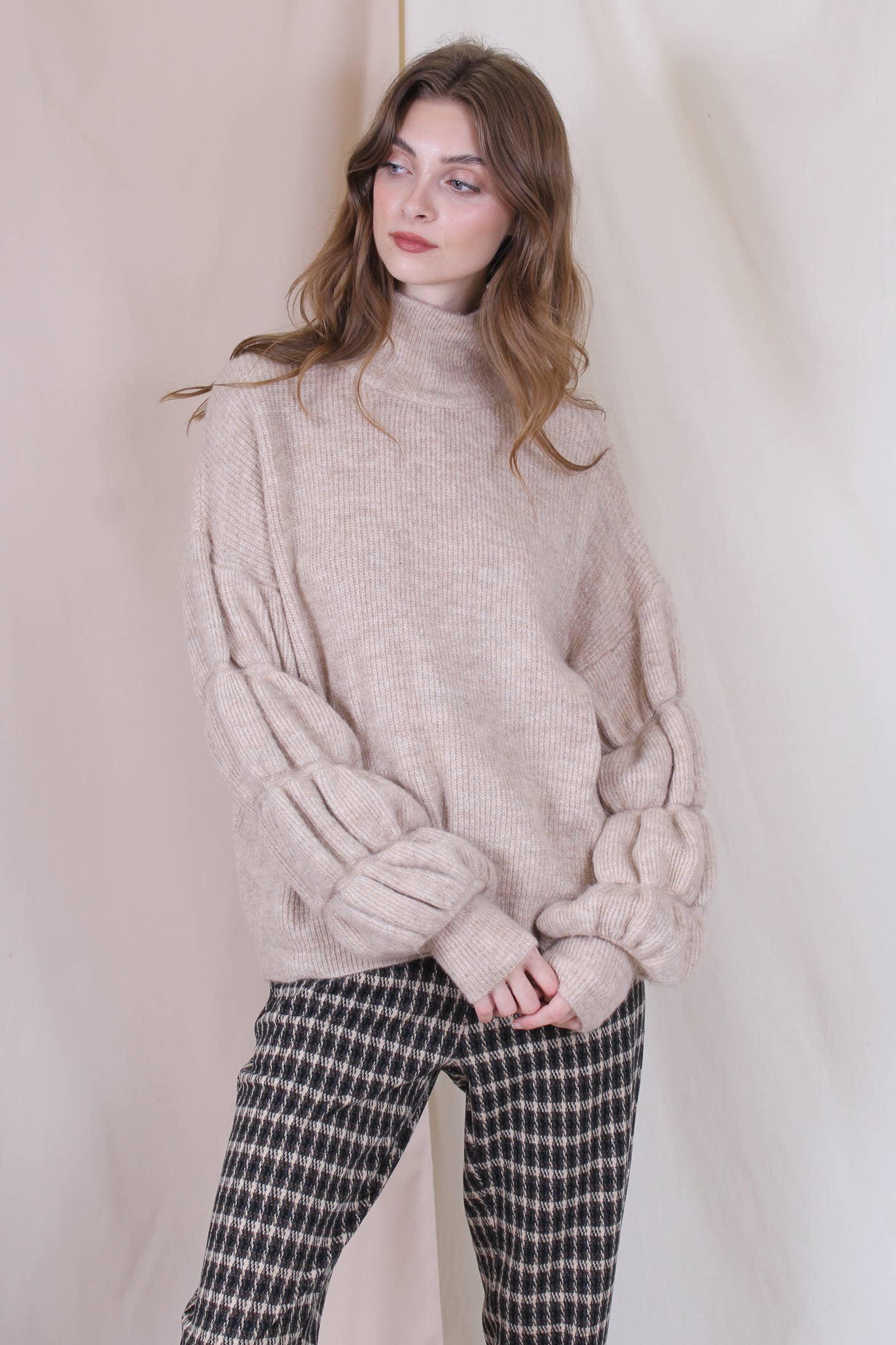 Fore Collection - Wholesale Pullover-trui - Dames - GEBREIDE OVERSIZED TRUI MET RONDE HALS, MOUWDETAIL - TI24609