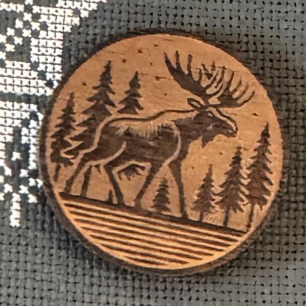 Aguça-agulhas Magnético de Madeira "Wandering Moose" por atacado de The Crafty Grimalkin