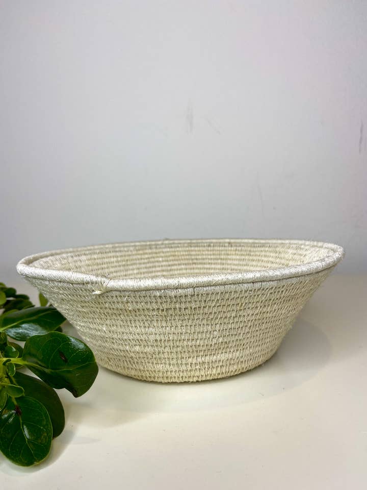 Panier moyen en sisal - 002 pour la vente par Eve & Nico Gifts & Home Decor