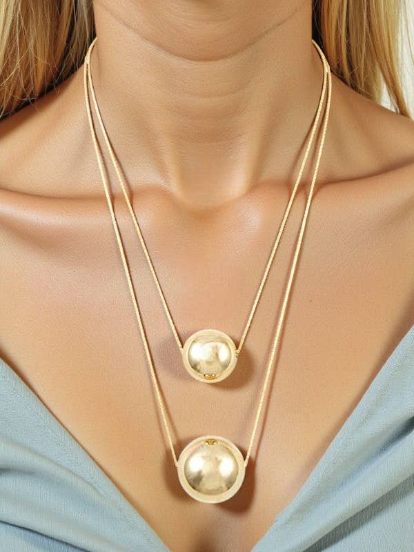 COLAR DECLARATIVO EM CAMADAS COM PINGENTE DUPLO DE ORBES por atacado de Andrea Bijoux