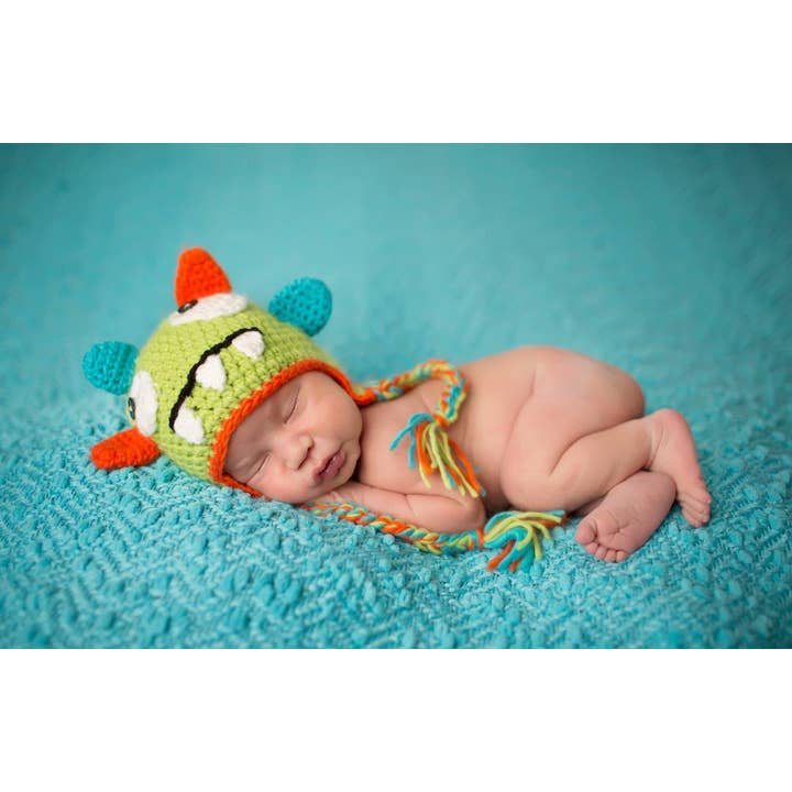 Bonnet cadeau artisanal crocheté Lime Monster Tassels pour la vente par The Daisy Baby LLC