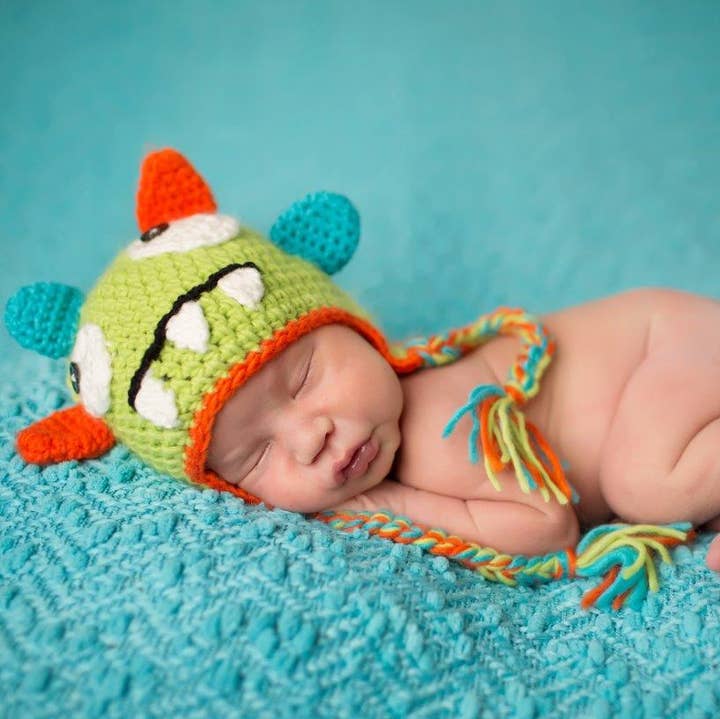 Bonnet cadeau artisanal crocheté Lime Monster Tassels pour la vente par The Daisy Baby LLC
