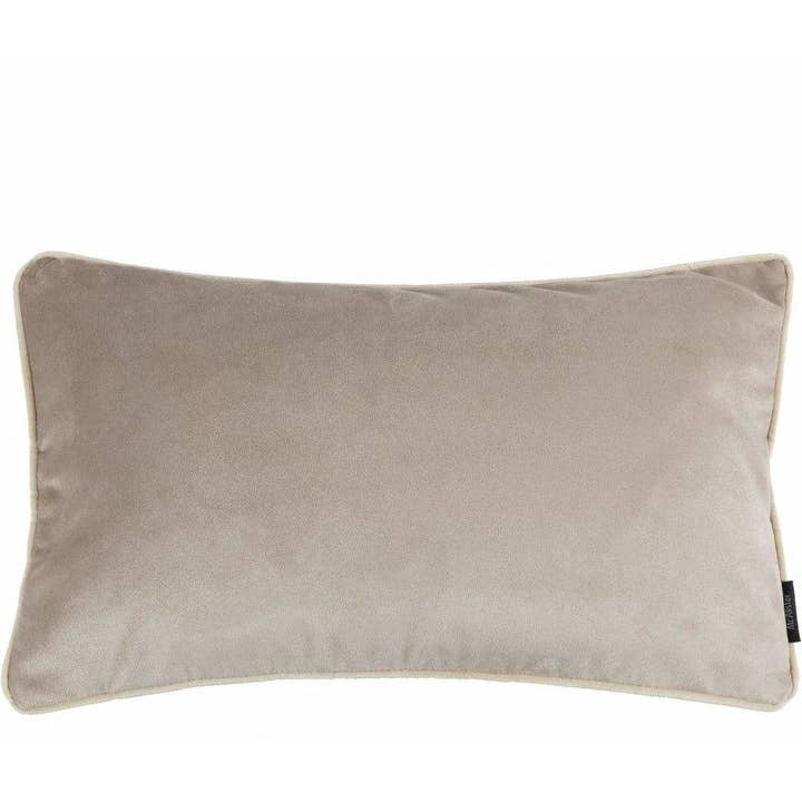 Coussin en velours de vison beige mat pour la vente par Mcalister textiles